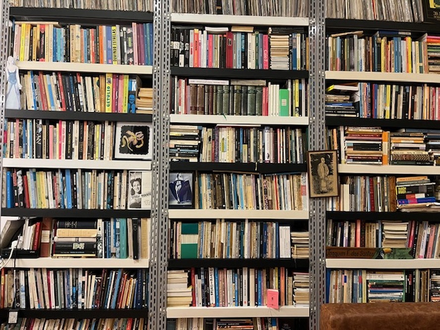 Estante de livros grande