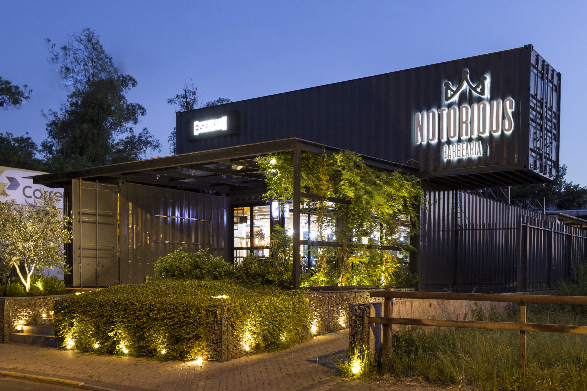 fachada de barbearia industrial vs vintage