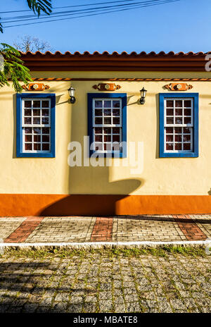 fachada colonial colorida