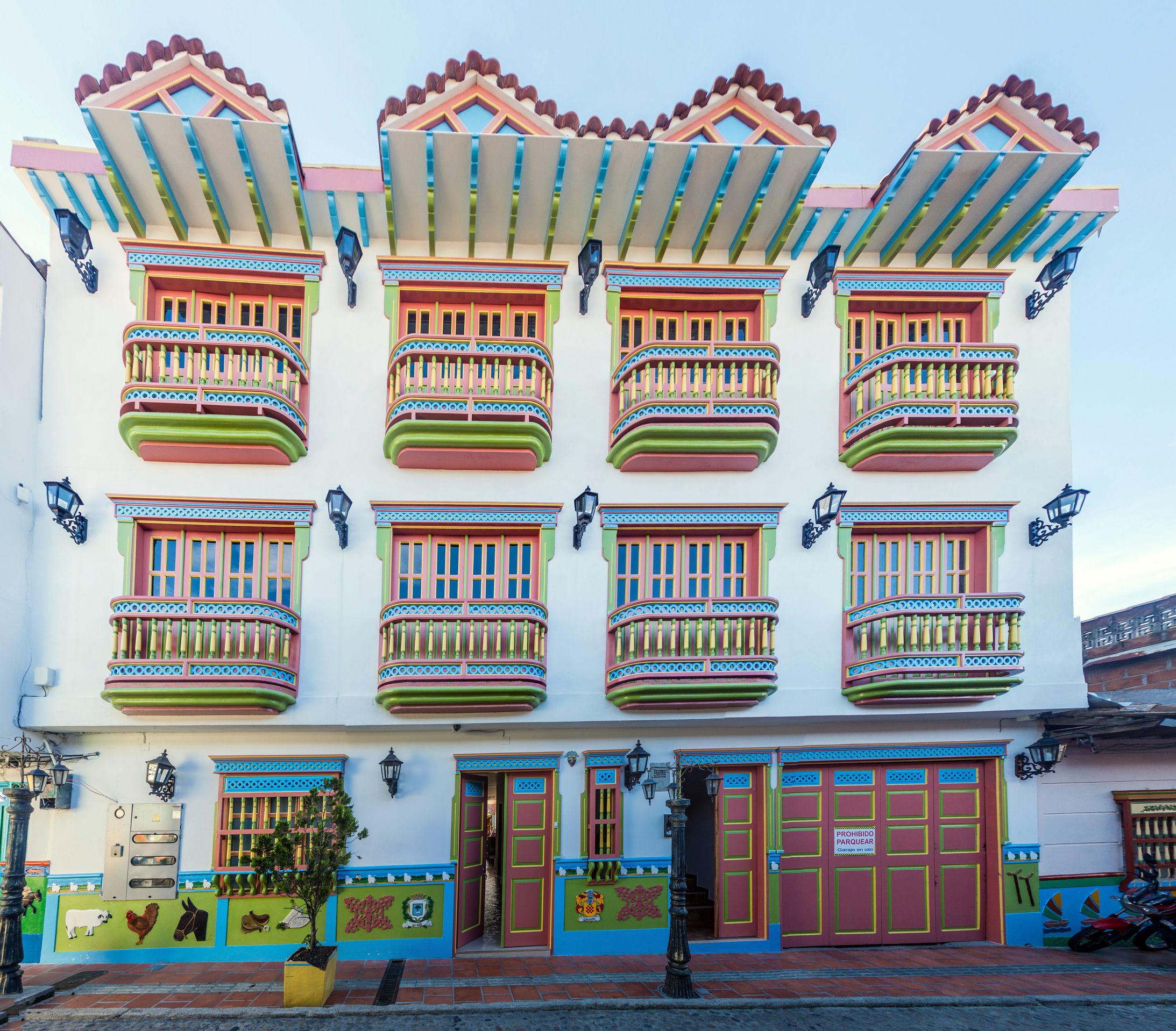 Como escolher materiais naturais para sua fachada colonial