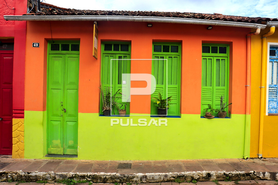 fachada colonial colorida