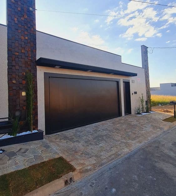 fachada de muro com portão baixo