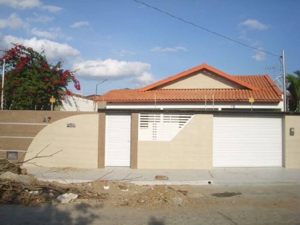 fachada de muro com portão alto