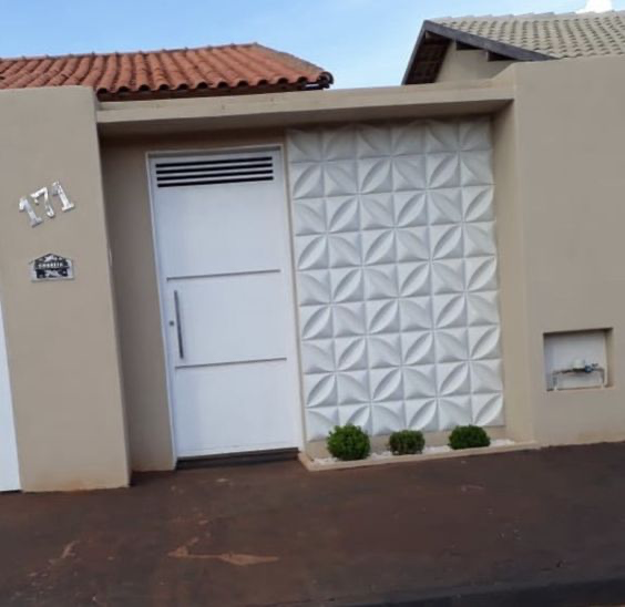 fachada de muro com portão e iluminação
