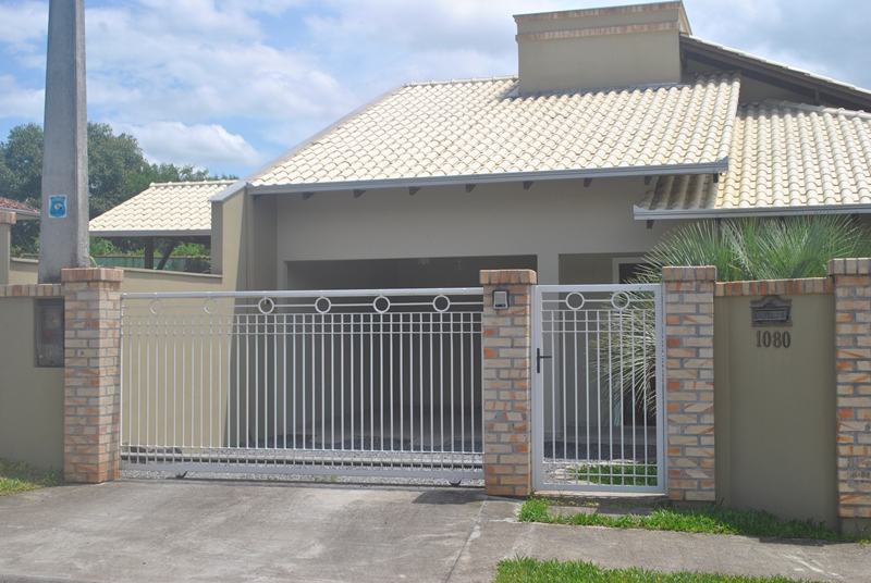 fachada de muro com portão e grafiato