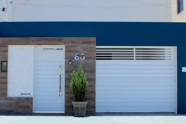 fachada de muro com portão moderno