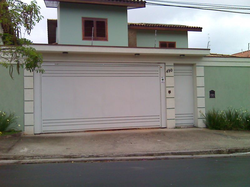 fachada de muro com portão e cerca