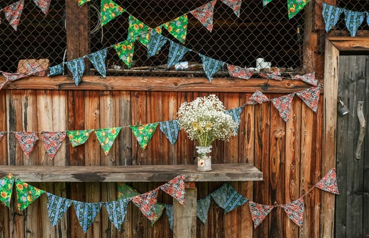 Flores que Encantam: Escolhendo as Melhores para sua Decoração Junina Feminina