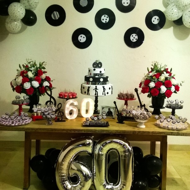 Paleta de Cores e Elementos Essenciais para Festa Anos 60