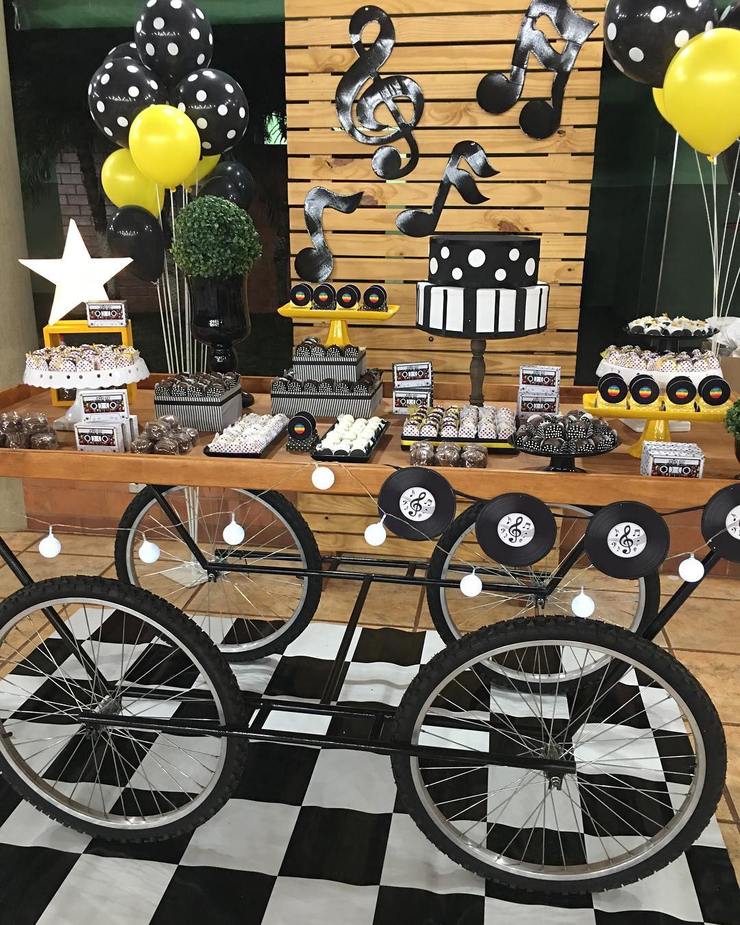 DIY Decoração Anos 60: Crie Sua Festa com Elementos Retrô