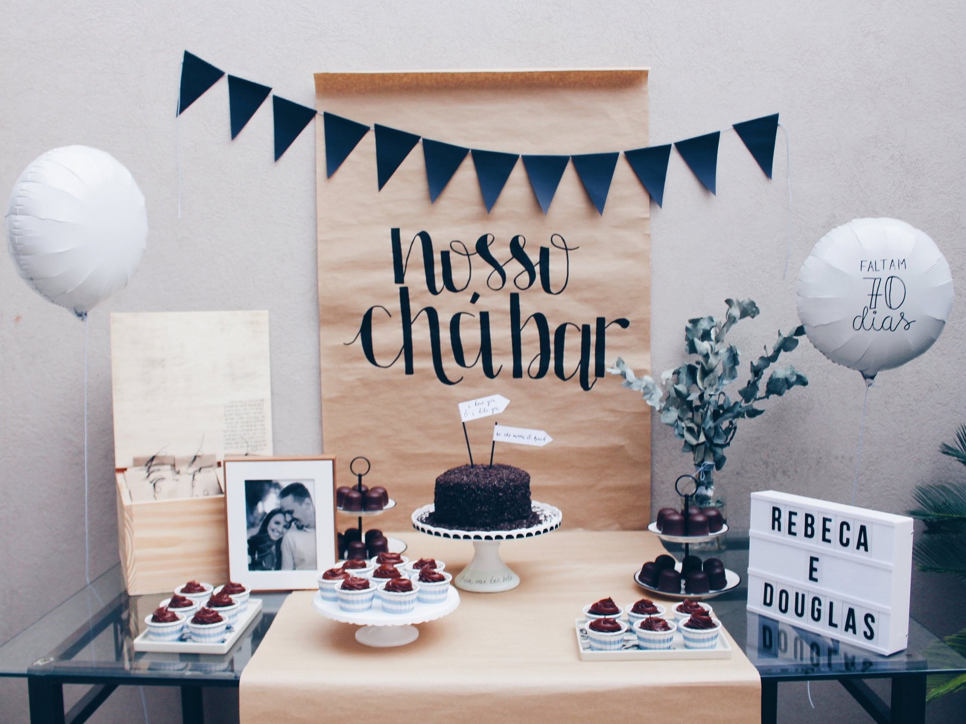 Personalização de lembrancinhas para festas cabaré: copos, latinhas e mais