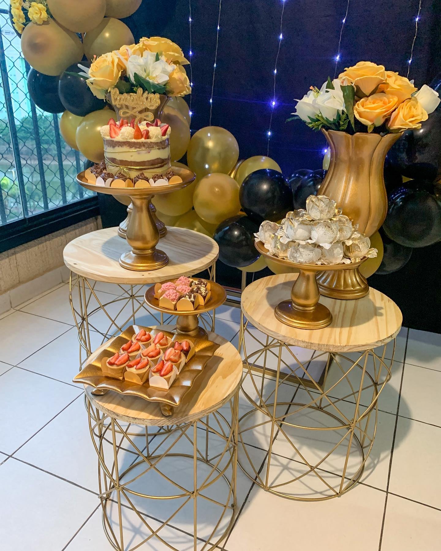 quanto custa decoração festa preto e dourado