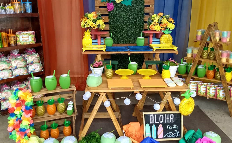 5 Ideias Criativas para Festa Havaiana Inesquecível
Como Montar uma Mesa de Frutas Tropical para seu Luau
DIY: Decoração de Festa Havaiana Econômica e Charmosa
Iluminação Perfeita para sua Festa Havaiana: Tochas e Lanternas
Lembrancinhas Havaianas: Toques Tropicais para seus Convidados