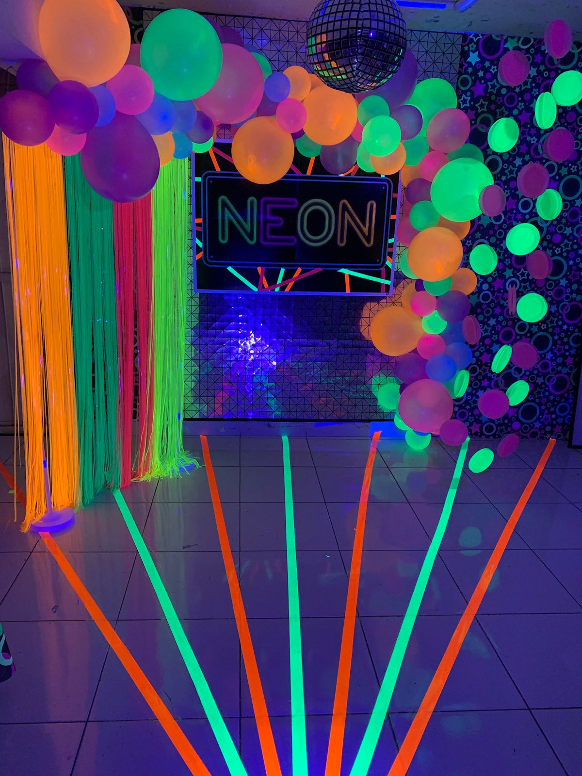 festa neon decoração