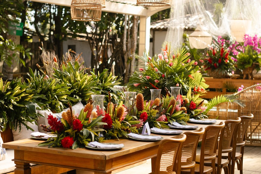 como fazer centro de mesa com flores secas