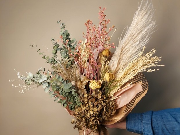 5 ideias de títulos:
1. Flores Secas: A Tendência Rústica e Sofisticada para sua Casa
2. Guia Completo: Como Usar e Cuidar de Flores Secas na Decoração
3. Do Boho Chic ao Minimalista: Estilos de Decoração com Flores Secas
4. Durabilidade e Beleza: As Vantagens das Flores Desidratadas
5. Onde Encontrar os Melhores Arranjos de Flores Secas: Lojas e Marketplaces