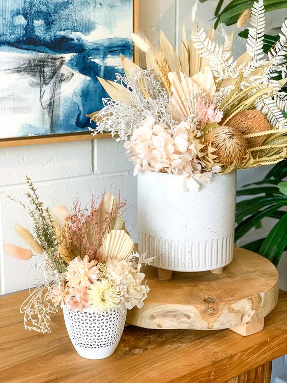 1. Guia Completo: Como Cuidar de Flores Secas para Durarem Anos
2. Os Melhores Tipos de Flores Secas para Transformar Sua Decoração
3. Onde Comprar Flores Secas Online: Guia de Lojas e Preços
4. Arranjos Híbridos: A Tendência de Decoração com Flores Secas para 2026
5. DIY: Como Desidratar Suas Próprias Flores em Casa (e Economizar!)