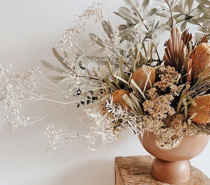 1. Guia Completo: Como Cuidar de Flores Secas para Durarem Anos
2. Os Melhores Tipos de Flores Secas para Transformar Sua Decoração
3. Onde Comprar Flores Secas Online: Guia de Lojas e Preços
4. Arranjos Híbridos: A Tendência de Decoração com Flores Secas para 2026
5. DIY: Como Desidratar Suas Próprias Flores em Casa (e Economizar!)