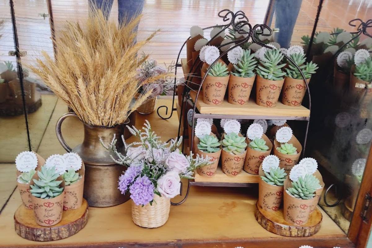 como fazer painel de folhagem para festa infantil