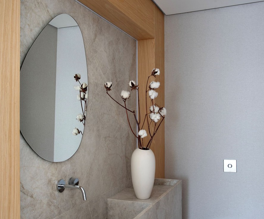 espelho com moldura dourada