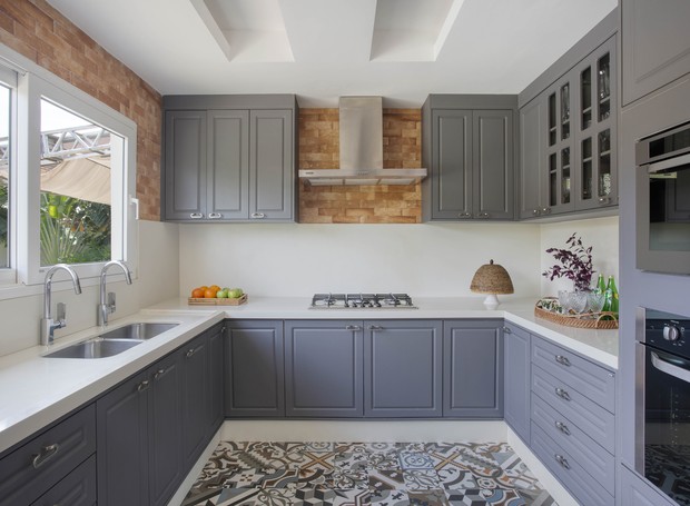 fotos de cozinha planejada vs. cozinha pronta