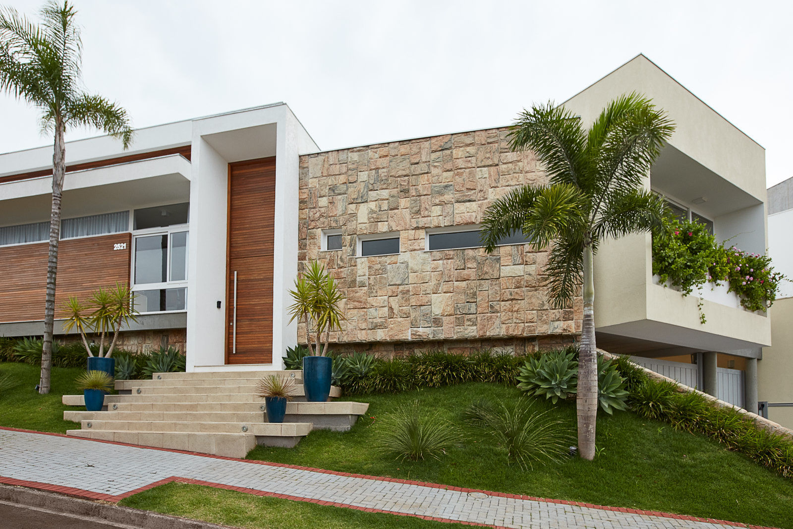 fachada de casa sem muro e com jardim