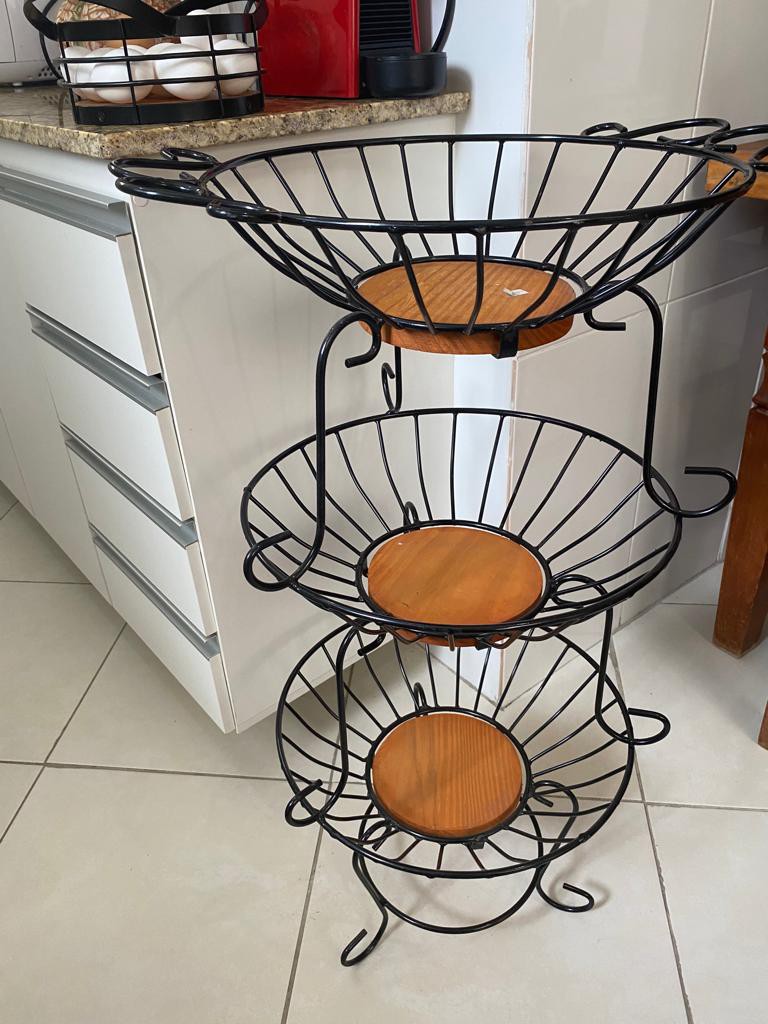 Fruteira de chão com suporte para galão de água