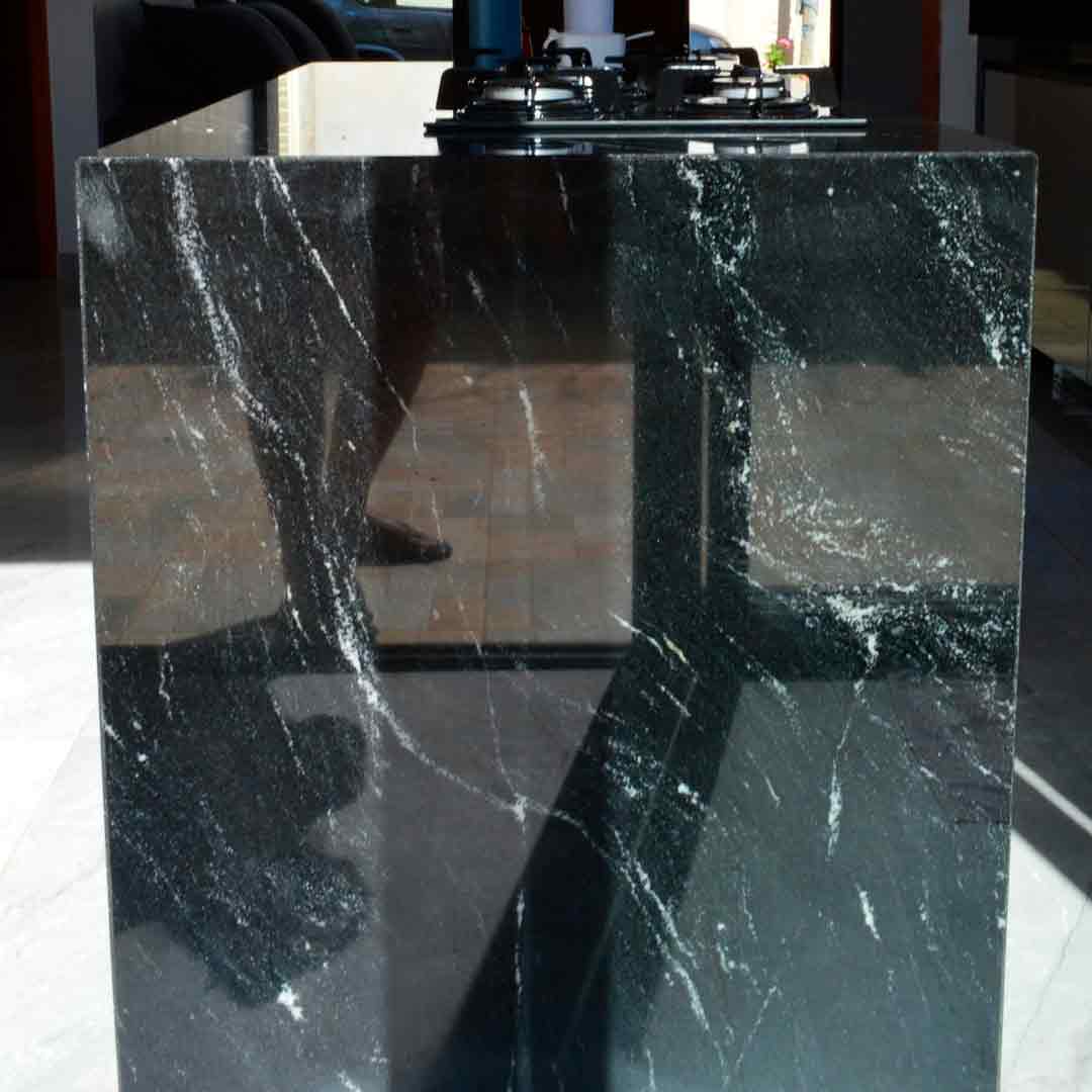 Granito Via Láctea vs. Preto São Gabriel: Qual a Melhor Opção para seu Projeto?