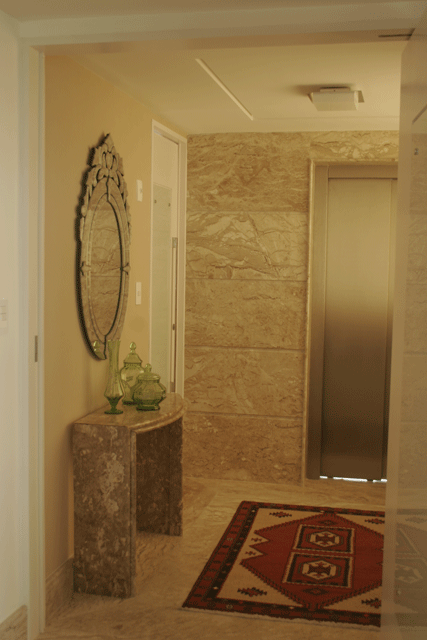 erros comuns no hall de entrada feng shui que bloqueiam a energia