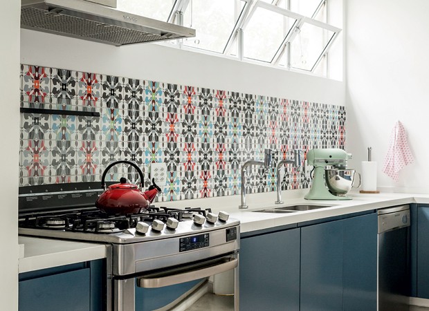 azulejo metrô vs ladrilho hidráulico: qual o melhor para sua cozinha