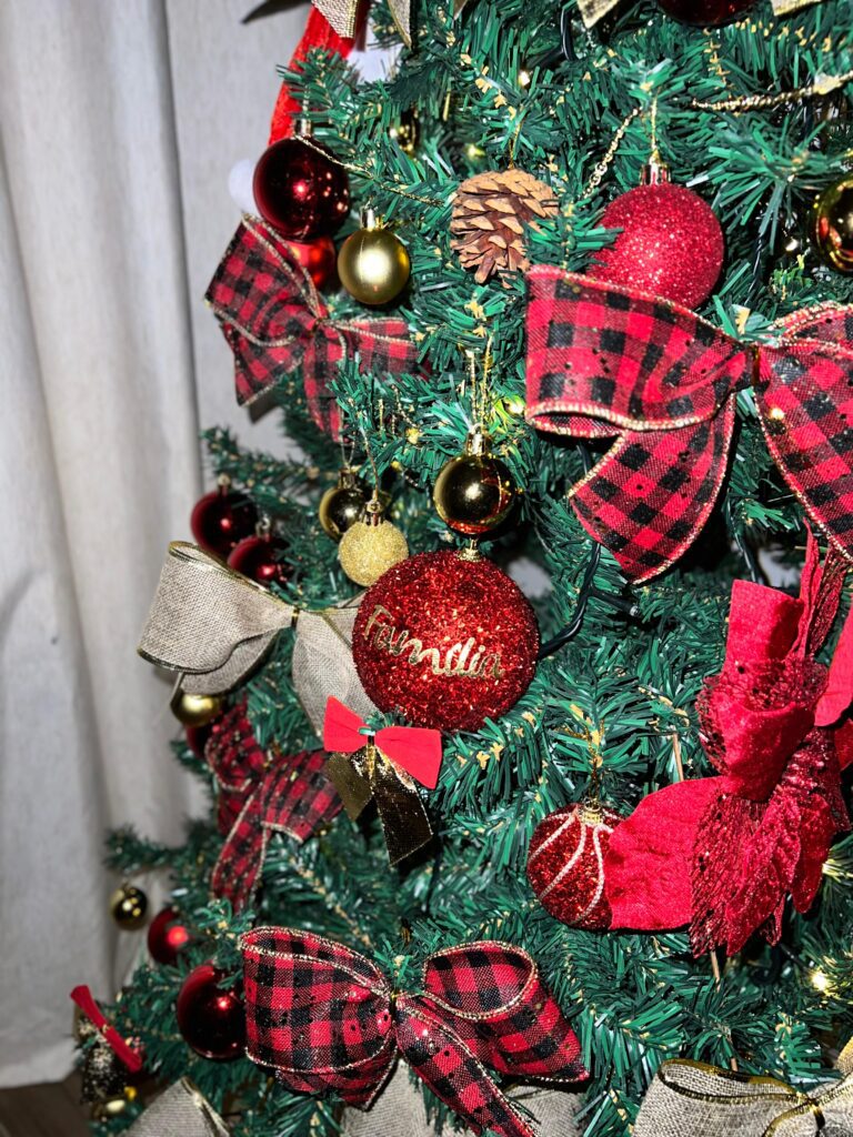 5 Dicas para uma Árvore de Natal Incrível em 2025
Como Criar uma Árvore de Natal Minimalista e Elegante
Tendências de Cores para a Árvore de Natal de 2025
DIY: Enfeites de Natal Artesanais para sua Árvore
Guia Completo: Montando a Árvore de Natal Perfeita