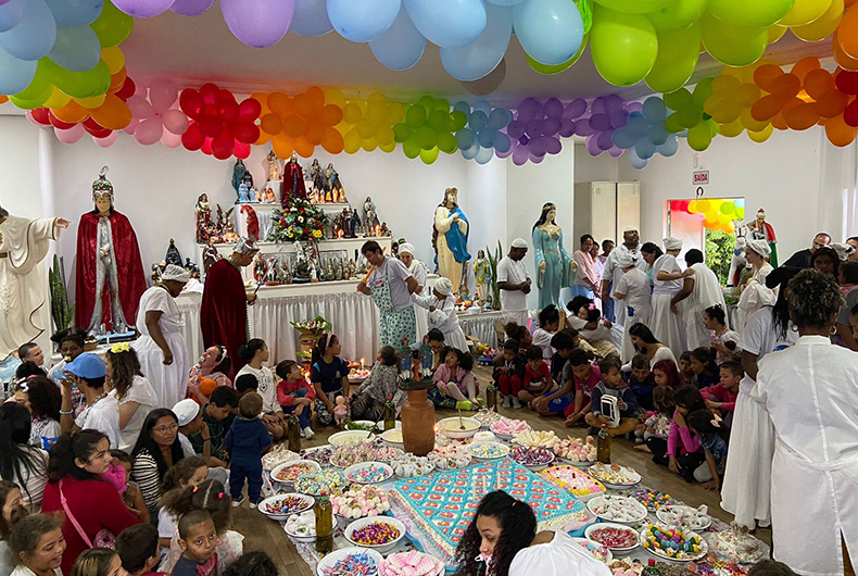 como fazer painel de papel crepom festa cosme e damião