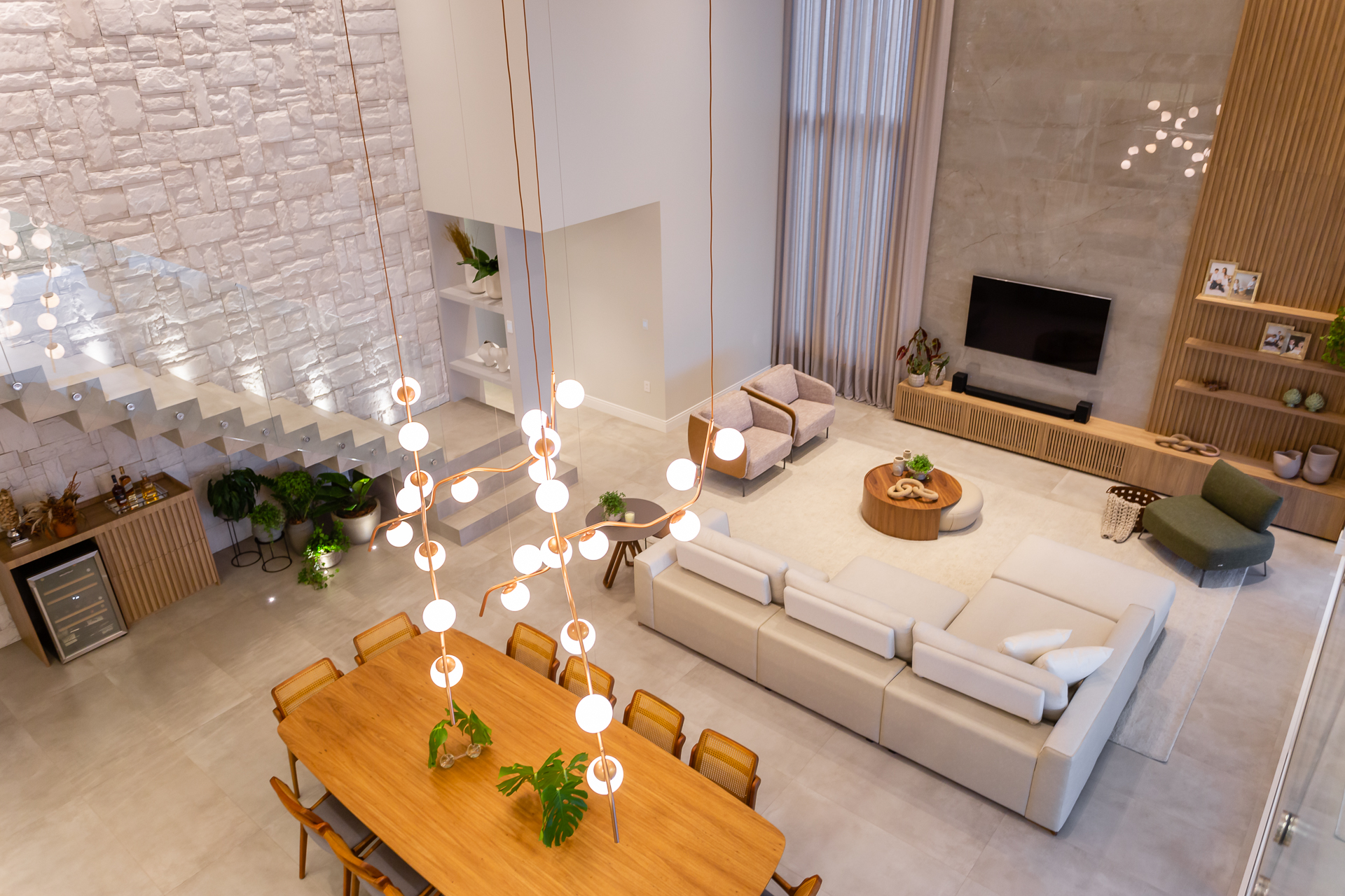 5 ideias de títulos: 1. Transforme sua Sala: Tendências de Decoração para 2026. 2. Estilos de Decoração para Sala de Estar: Encontre o Seu. 3. Dicas Práticas para Decorar Salas Pequenas com Estilo. 4. Os 8 Móveis Essenciais para uma Sala de Estar Funcional e Aconchegante. 5. Urban Jungle vs. Industrial Chic: Qual Estilo Combina Mais com Você?