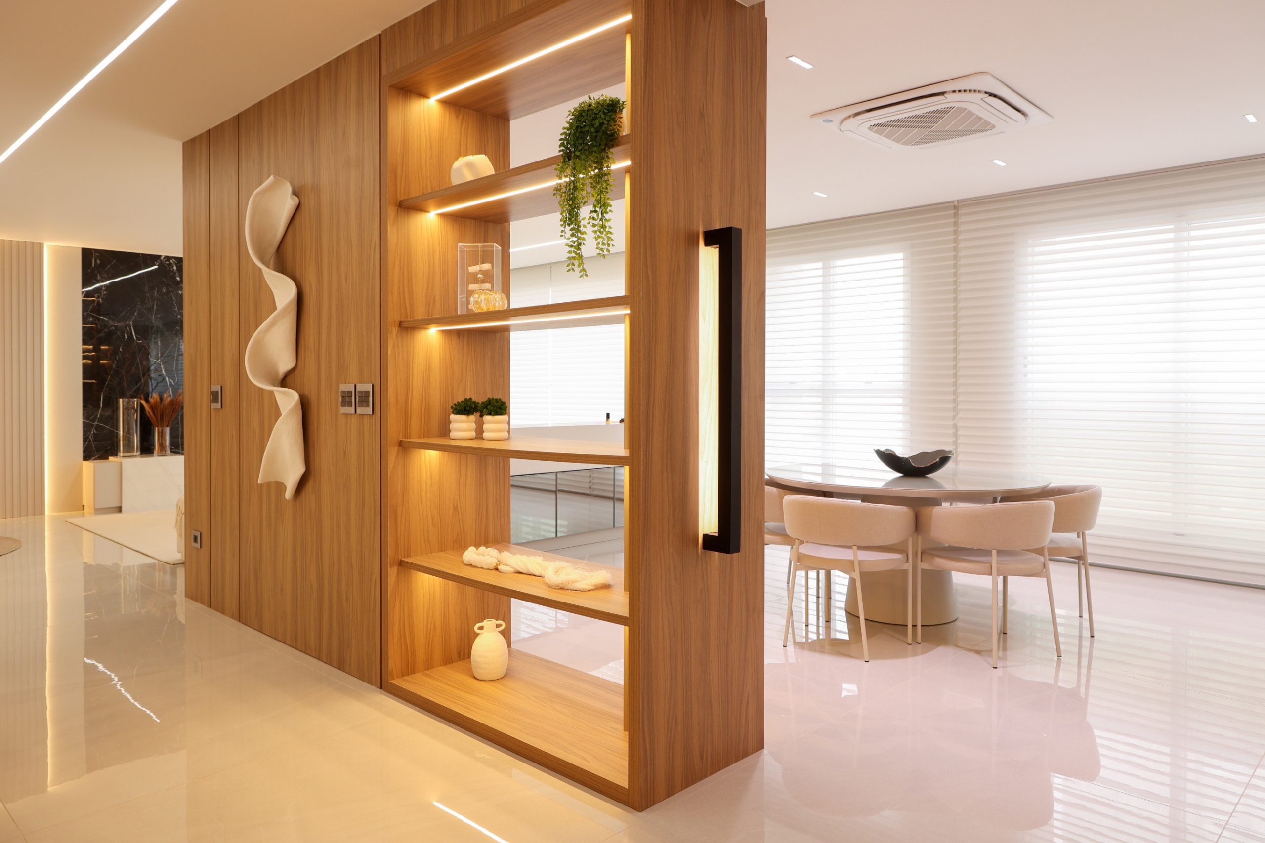 Divisória de sala e cozinha com móveis