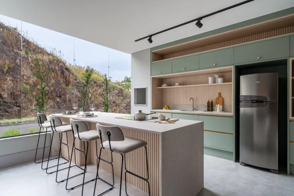 Divisória de sala e cozinha com móveis