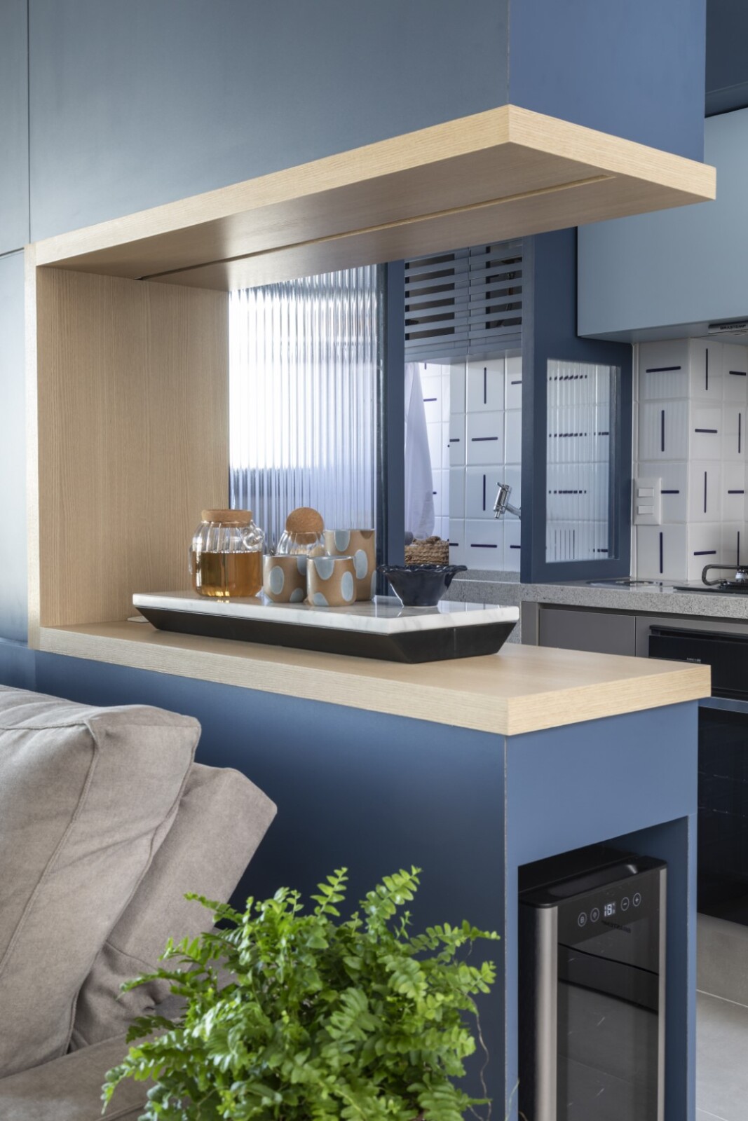Divisória de sala e cozinha com painel ripado