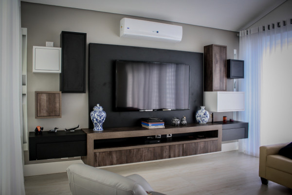 canaleta vs. painel para esconder fios