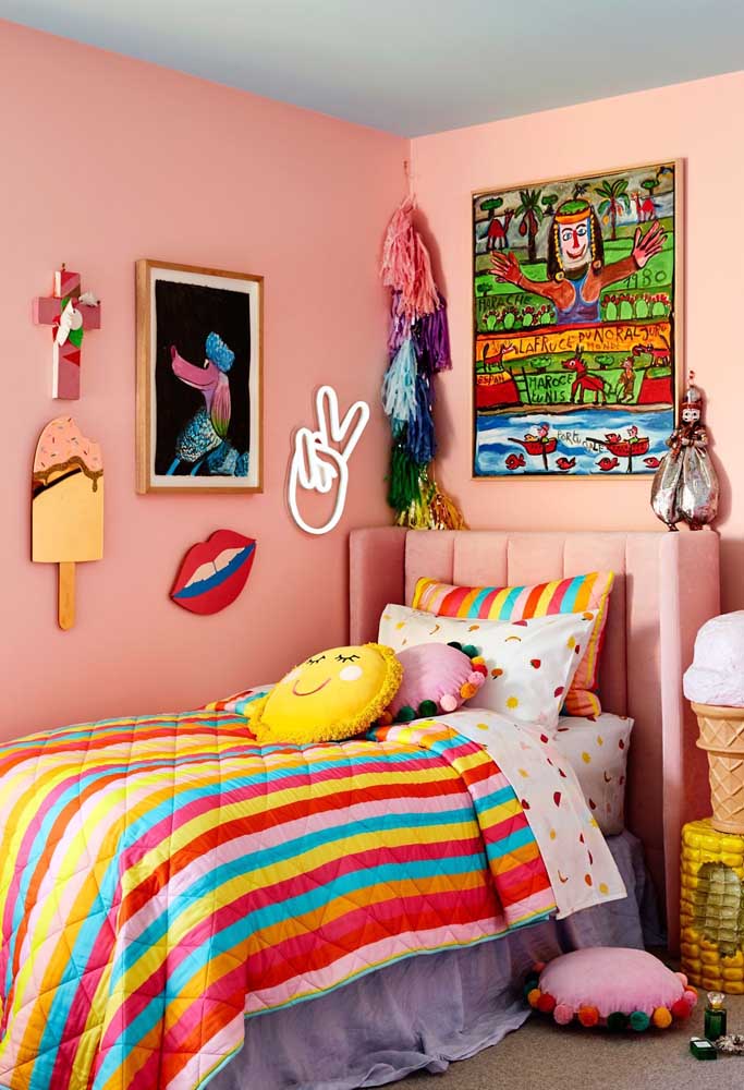 quarto jovem feminino moderno