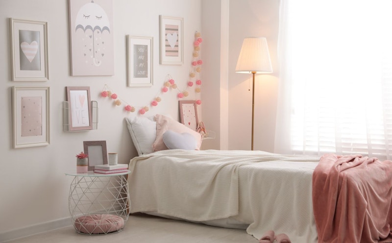 quarto de adolescente com canto de estudo