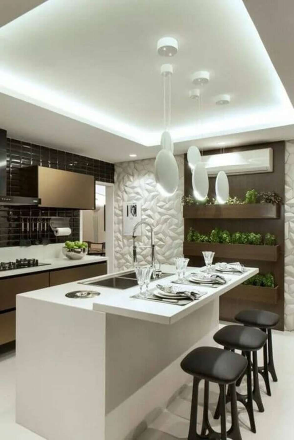 ilha de cozinha com pia e bancada