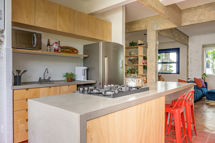 ilha de cozinha com pia e bancada