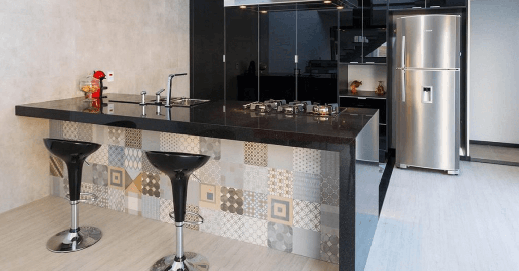 ilha de cozinha com pia e bancada