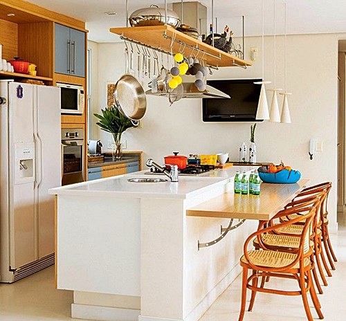 ilha de cozinha com pia e bancada