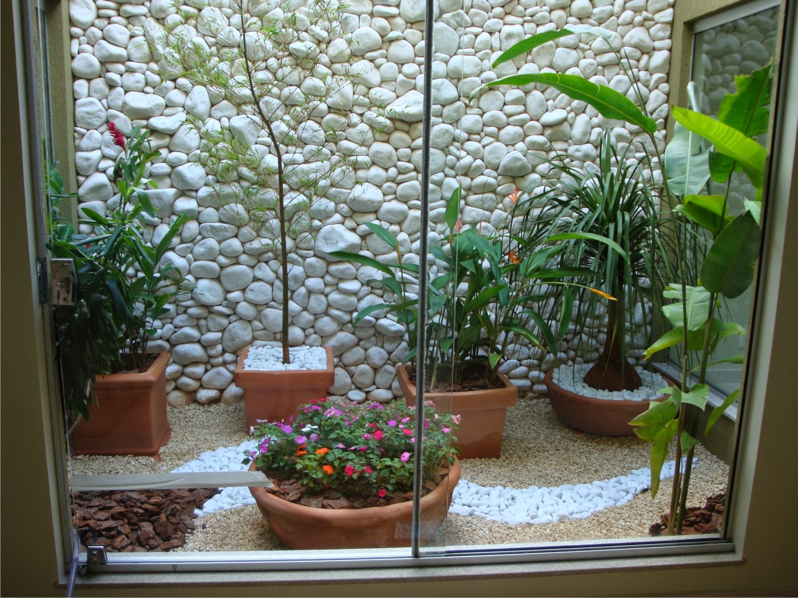 jardim de inverno corredor com plantas pendentes