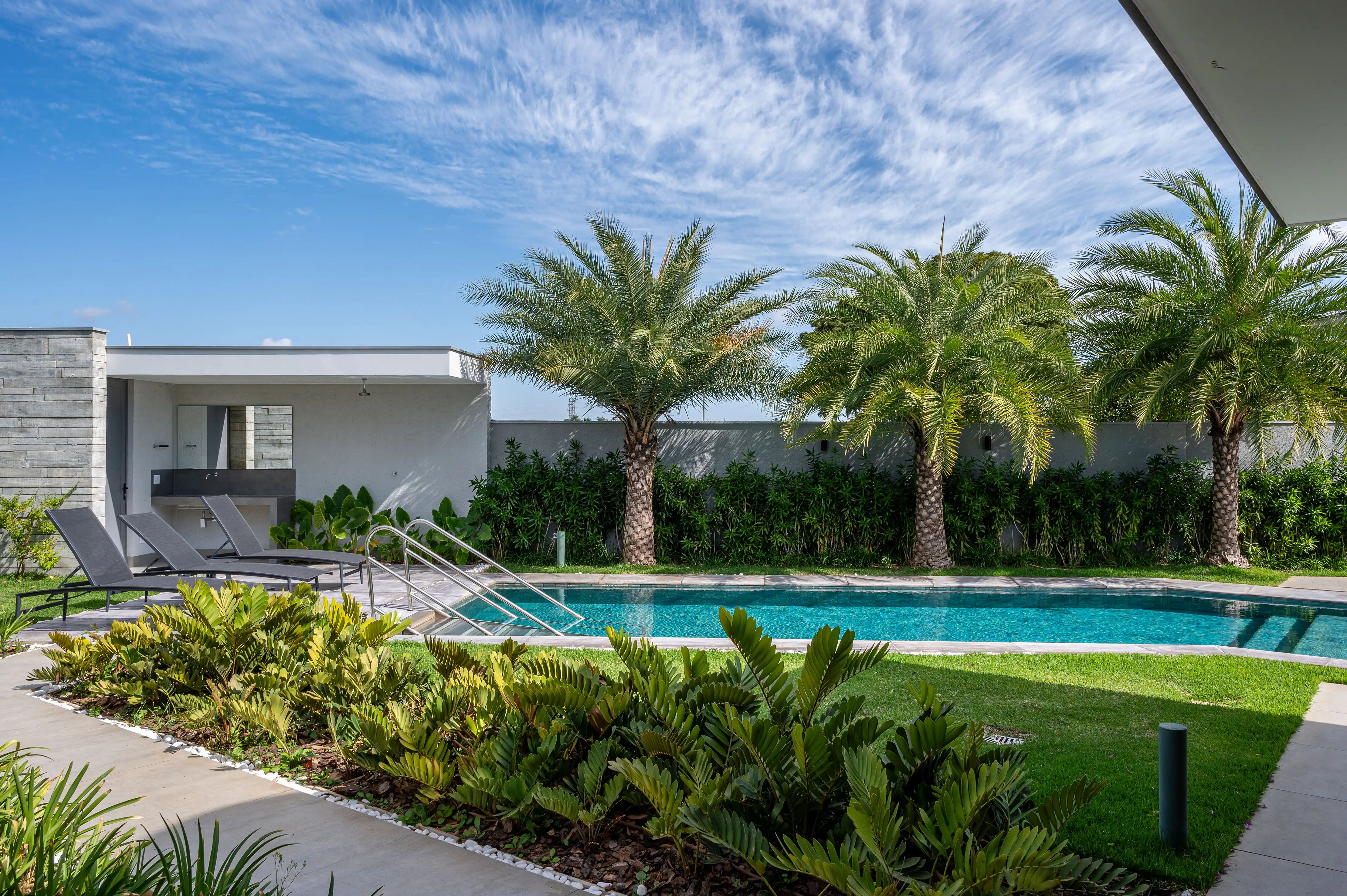 jardim de piscina moderno