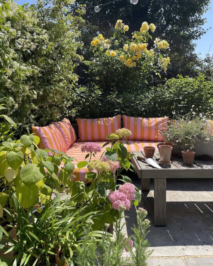 jardim com elementos naturais