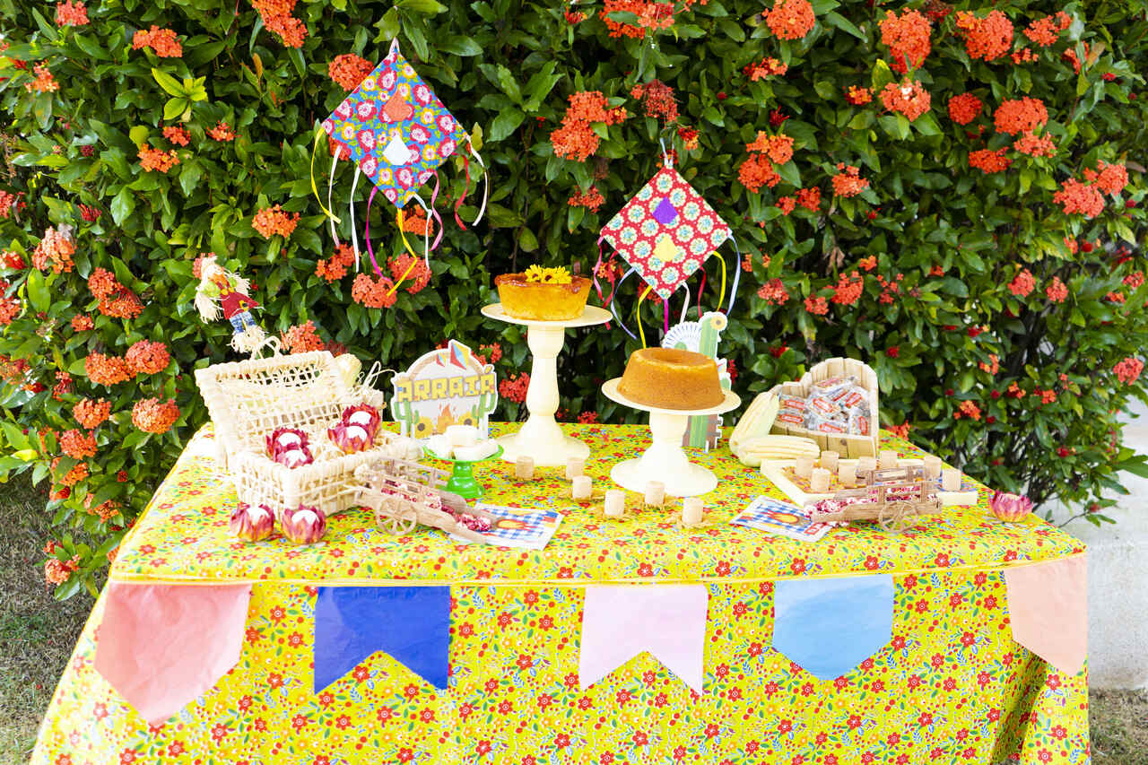 ideias criativas decoração mesa festa junina com juta
