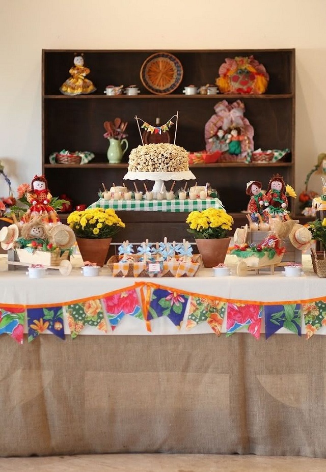 ideias criativas decoração mesa festa junina com juta