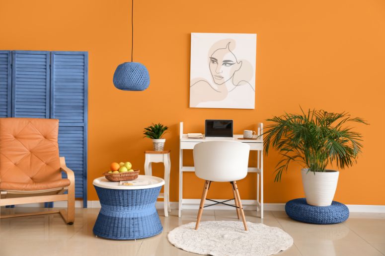 combinação de laranja e azul marinho para decoração