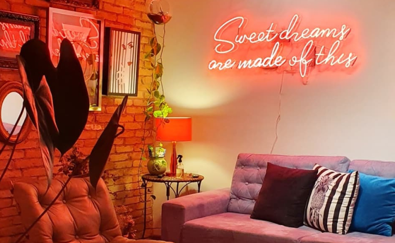 ideias de letras em neon para quarto